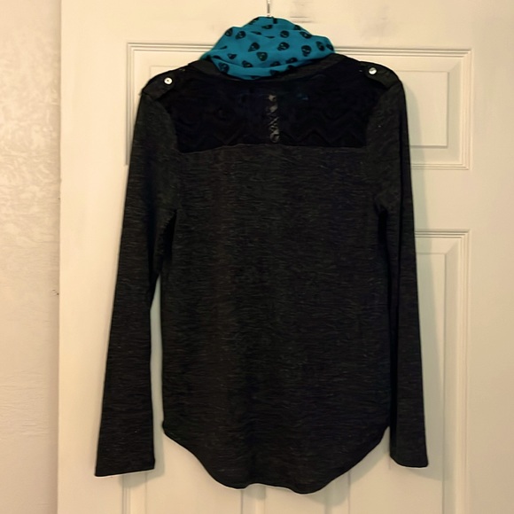 WORN ONCE JUNIORS LONG SLEEVE TOP WITH MATCHING SCARF : SIZE LARGE - Picture 2 of 6
